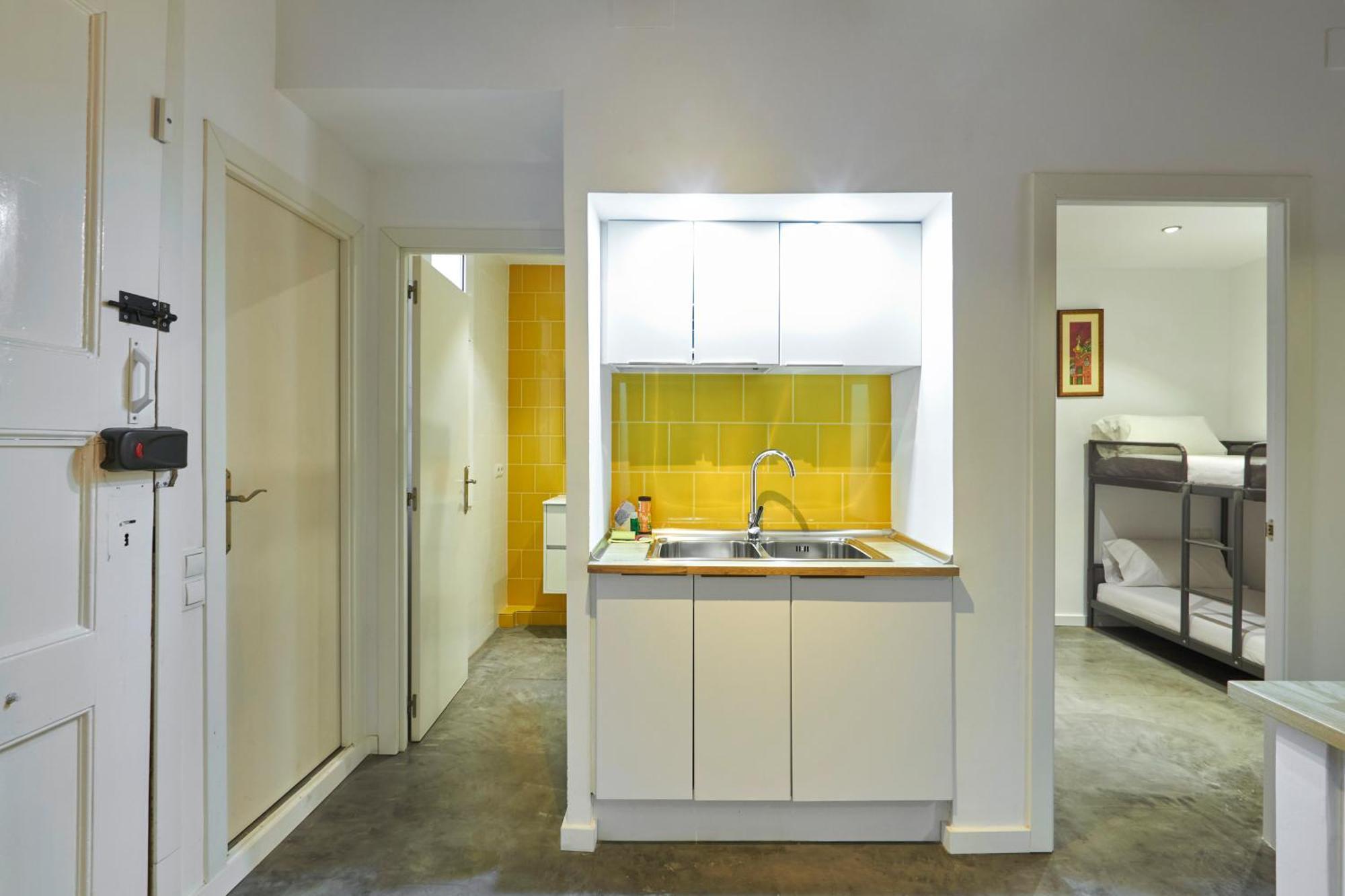 64 Apartment In A Typical Barcelona'S Old Building ภายนอก รูปภาพ