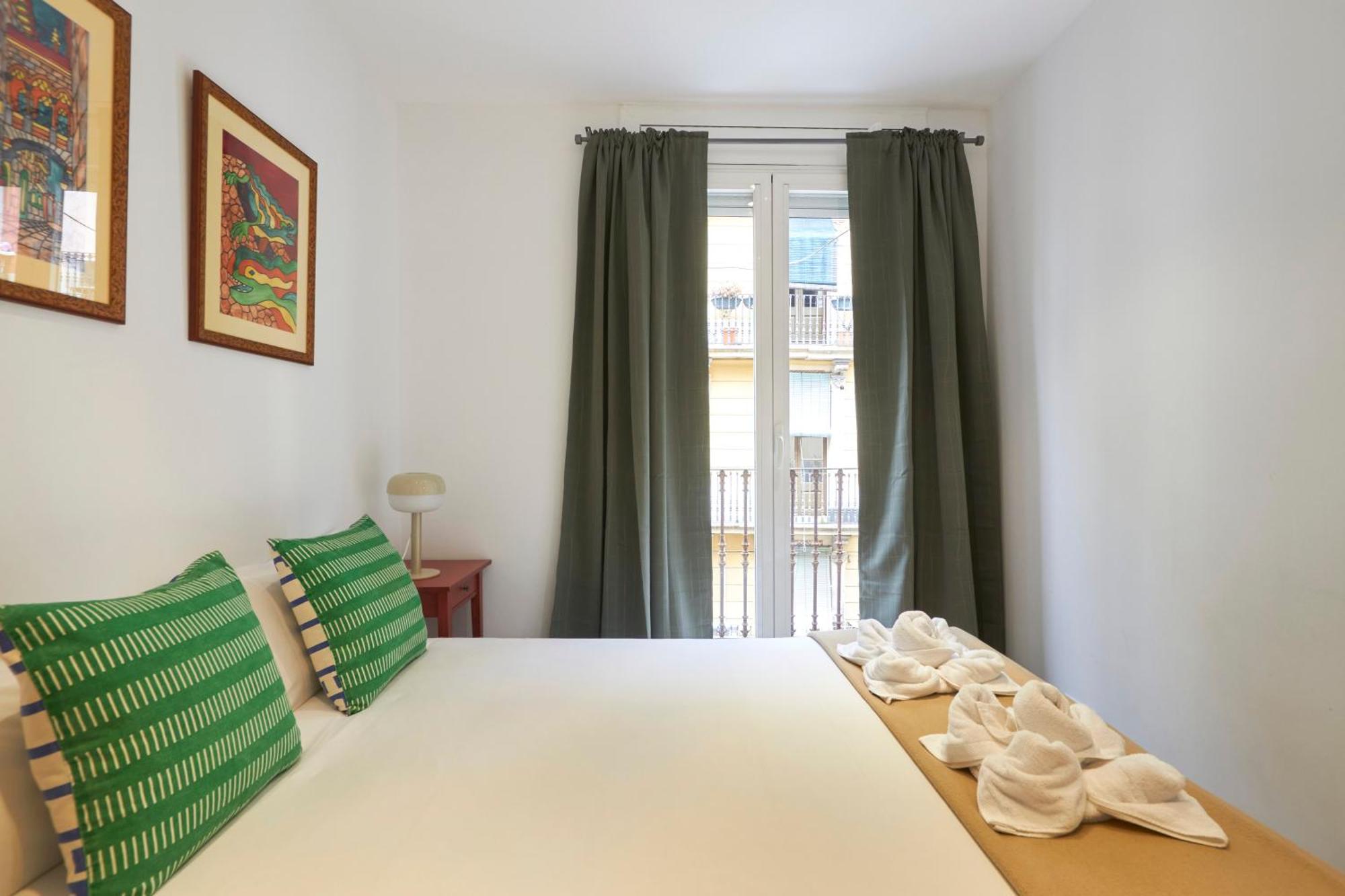 64 Apartment In A Typical Barcelona'S Old Building ภายนอก รูปภาพ
