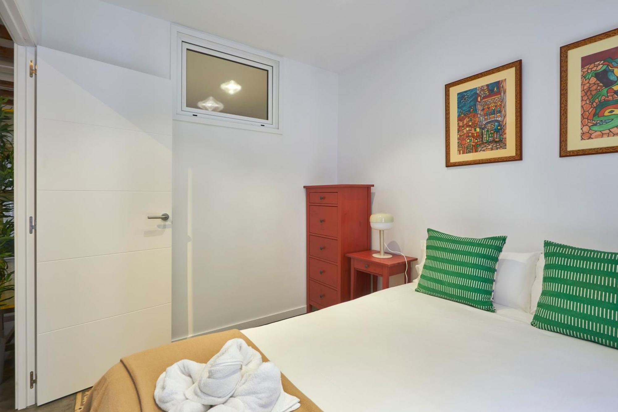 64 Apartment In A Typical Barcelona'S Old Building ภายนอก รูปภาพ